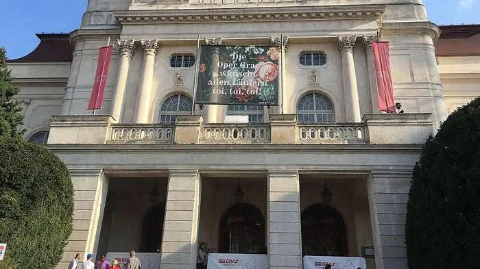 Auch die Oper wünscht allen Läufern toi, toi, toi!