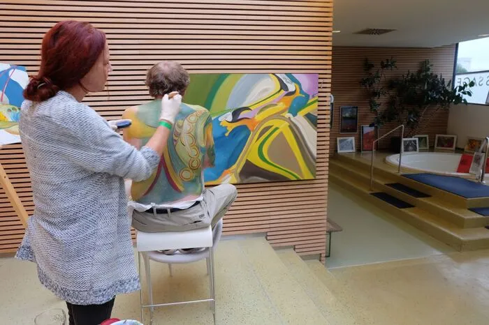 Kurt Höfler vom Wellenbad Gleisdorf erhielt ein buntes Bodypainting von Künstlerin Ulli Lang. 