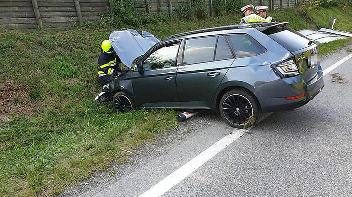 Der Wagen kam von der B 70 ab und prallte gegen einen Wegweiser