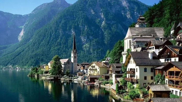 Ziemlich heimatverbunden geben sich Österreichs Spitzenpolitiker wie üblich in den Sommerferien. Exotische Destinationen wurden bei einem APA-Rundruf nicht genannt. Maximal klassische europäische Urlaubsländer wie Italien, Kroatien oder Frankreich werden angesteuert. Viele wollen jedenfalls ein paar Wandertage in der Heimat einlegen.