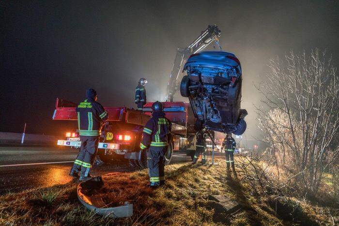 Der Pkw wurde von der Feuerwehr aus dem Straßengraben gezogen