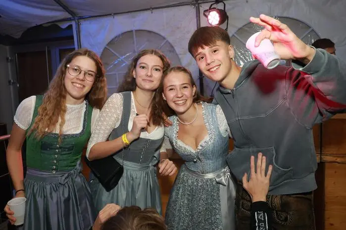Ein besonderer Anziehungspunkt war die „Malle-Schirmbar“ im Freien.
Für einen sicheren Heimweg sorgte die Nightline, die die Gäste entspannt nach Hause brachte.