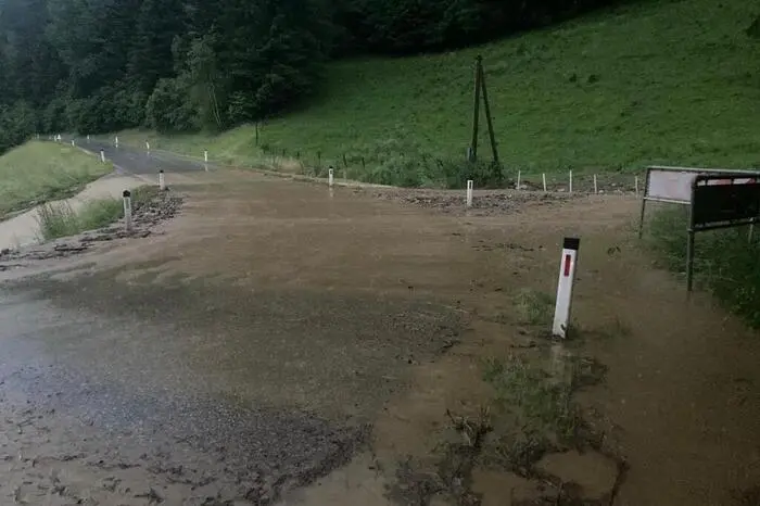 In der Gemeinde Arriach wurden die Teuchen Landesstraße sowie mehrere Gemeindestraßen und Agrarwege vermurt.