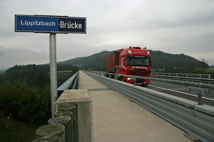 Seit 12. Dezember 2005 rollt der Verkehr über die neue Lippitzbachbrücke. Anfang 2009 benannte sie der damalige Landeshauptmann Gerhard Dörfler im Alleingang als posthume Ehrung seines tödlich verunglückten Amtsvorgängers in „Jörg-Haider-Brücke“ um. Am 25. Jänner 2009 hat er selbst die Tafeln montiert. Bereits eine Woche danach haben Unbekannte – nicht zum letzten Mal – die Schilder entfernt. Auch eine Beklebungsaktion sollte folgen