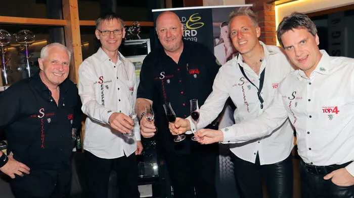 Die Mitglieder des Kiwanis Club Lipizzanerheimat organisierten einen Charity-Frühlingsball in der Erlebnis-Destillerie Hochstrasser in Mooskirchen mit zahlreichen Programmpunkten. Nach der Begrüßung durch Präsident Alexander Lackner und Bürgermeister Engelbert Huber stand einer stimmungsvollen Ballnacht nichts mehr im Wege.