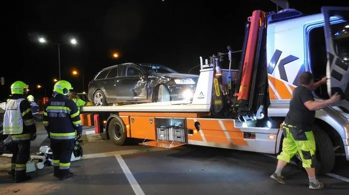 Montagnacht alarmierte die Landesleitzentrale Florian Steiermark  die Freiwilligen Feuerwehren Leoben-Stadt und Leoben-Göss mit dem Alarmstichwort „T03-VU-Öl“ auf der Bundesstraße B115a im Bereich der Tivolikreuzung zu einem Verkehrsunfall.