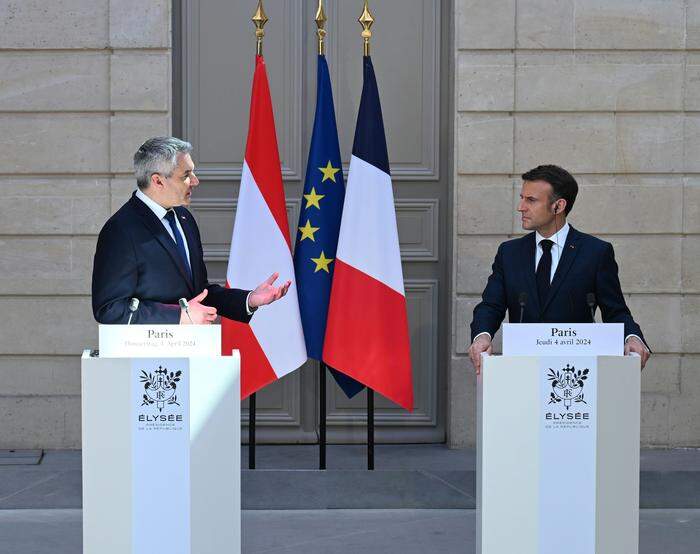 Bundeskanzler Karl Nehammer (ÖVP) und Frankreichs Präsident Emmanuel Macron diskutieren über die geopolitische Lage. 