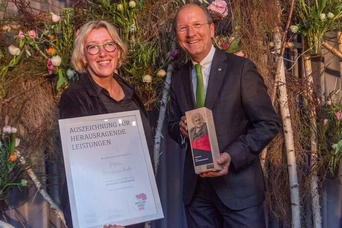 Kleine Zeitung-Kulturchefin Ute Baumhackl und Urs Harnik-Lauris (Energie Steiermark) würdigten Peter Simonischek für sein Lebenswerk.