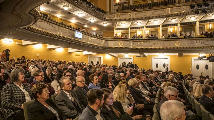 6603 Teilnehmer haben sich um die Karten beworben, 714 Leserinnen und Leser sind in den Genuss der Exklusivveranstaltung für die Kleine Zeitung gekommen. Diese Sonderaufführung der Oper "La Boheme" im Stadttheater Klagenfurt fand nur zwei Tage nach der Premiere statt.
