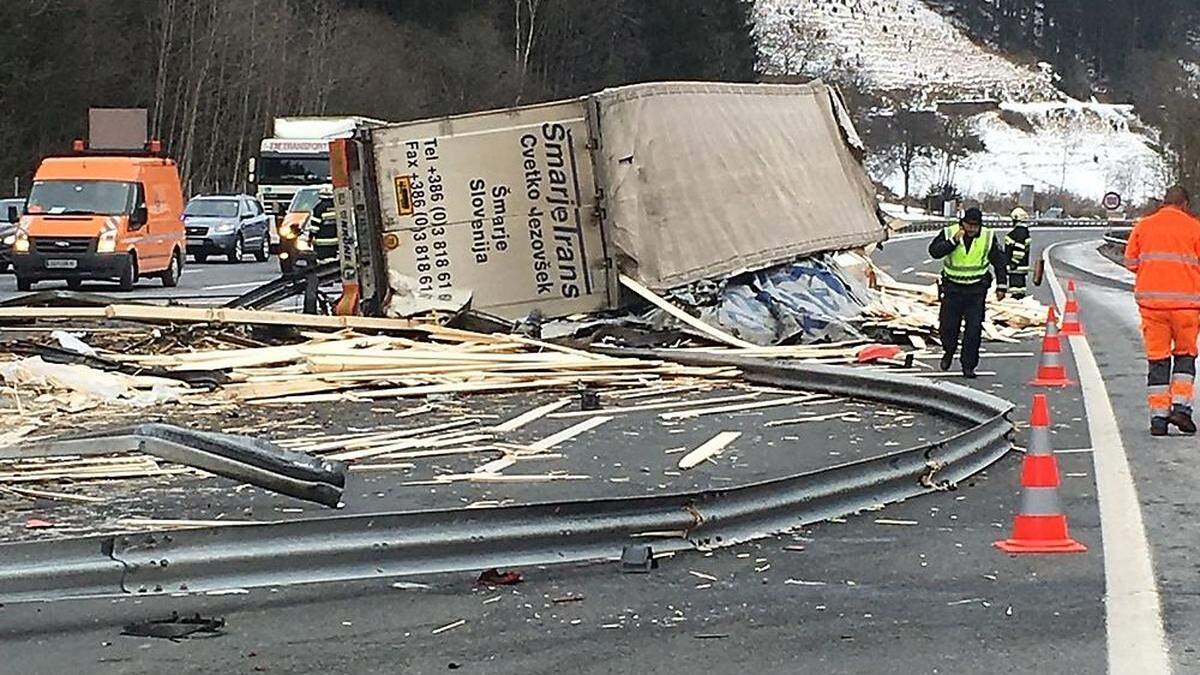 Laster kippte auf der A 9 um