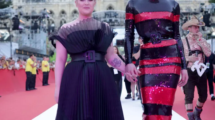 Das Schaulaufen am roten Teppich hat begonnen: Kelly Osbourne  war eine der Ersten.