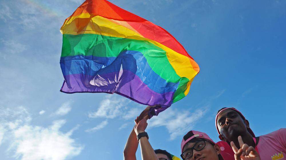Ein Strafgesetz, das gleichgeschlechtliche Beziehungen verbietet, wird abgeschafft 