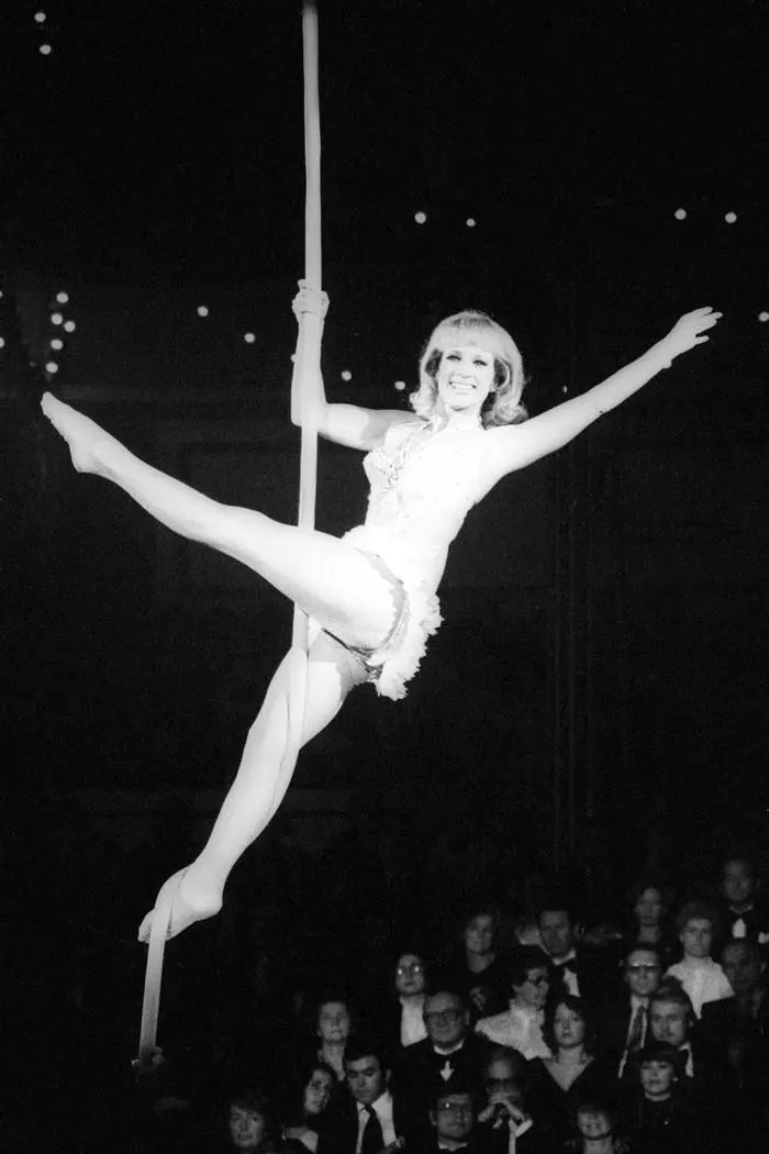 Stars in der Manege, München 1977 - Dagmar Koller schwebt am Seil durch die Luft  