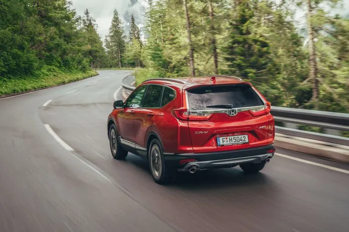 Je nach Antrieb und Getriebe liegen die Verbrauchswerte zwischen 6,3 und 7,1 Litern auf 100 Kilometern (143 bis 162 g CO2/km). Als Handschalter hat man die Wahl zwischen Front- und Allradantrieb, die CVT kommt standardmäßig in Kombination mit 4x4.