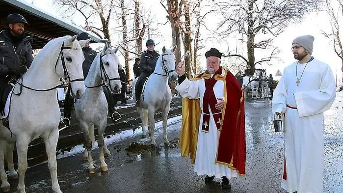 Der Stefanitag wird in Piber immer besonders gefeiert. Gilt doch der Hl. Stephanus als Patron der Pferde. Nach einem Festgottesdienst segnete Priester Anton Reinprecht sechs der edlen Tiere sowie drei Kutschengespanne, die mit ihren Betreuern Aufstellung genommen hatten, stellvertretend für alle Lipizzaner und Mitarbeiter im Gestüt Piber.