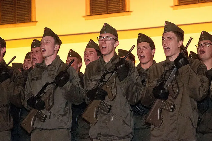 Die Soldaten beim Gelöbnis - simultan und in voller Lautstärke. Ein akkustisches Erlebnis.