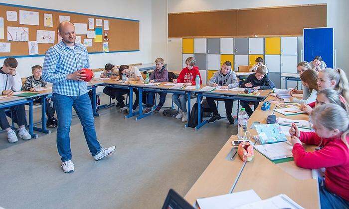 Spielerisch bringt Oleh Hlazkov den geflüchteten Kindern Deutsch bei 