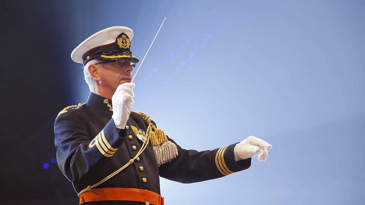 Pieter Jansen als Dirigent des königlichen Marine Orchesters der Niederlande