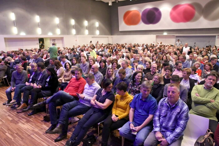 Auch die Stadt St. Veit wurde voll auf die Schaufel genommen. Nach einem Rundblick im Saal fragte der Kabarettstar mit Lavanttaler Wurzeln und Wohnsitz Wien: „Warum heißt diese Halle eigentlich Blumenhalle?“ 