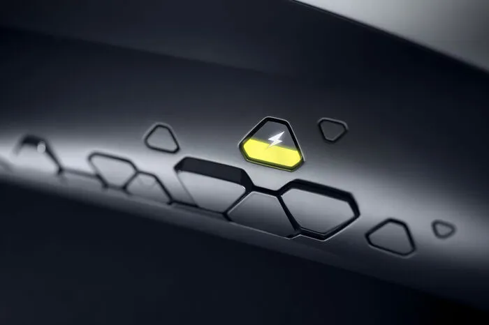 Am Schweller der Fahrerseite finden sich unterhalb der Fondtür eingravierte beschnittene Dreiecke. Eines davon beherbergt einen kleinen, sechseckigen LED-Bildschirm, der den elektrischen Ladestatus der Batterie angibt.