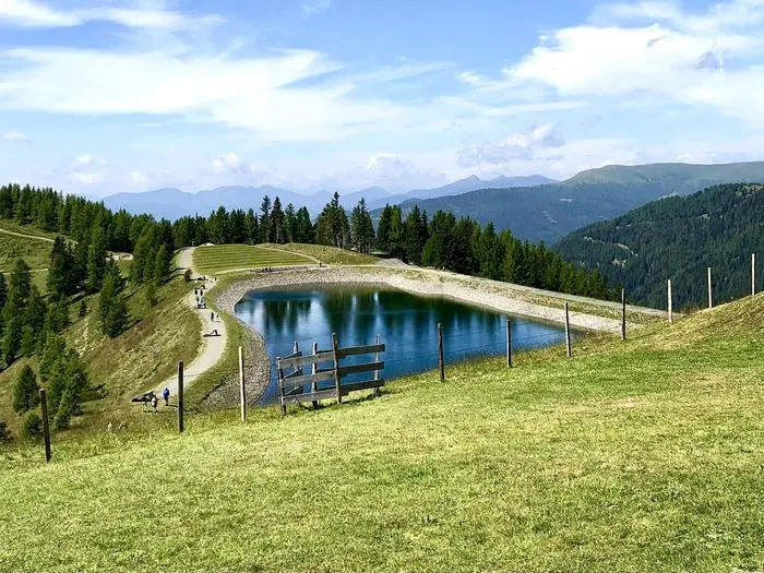 Blick auf den Speicherteich auf der Brunnachhöhe und die umliegende Bergwelt