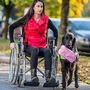 Hannah Joeres beim Training mit „Versace“, einem fast fertig ausgebildeten Rollstuhlassistenzhund