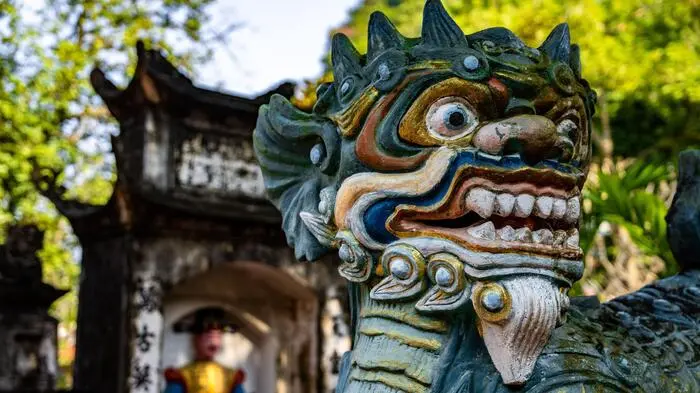 Ein Drache bewacht einen Tempel in Vietnam