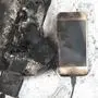 Ein Handy fängt während des Ladens Feuer