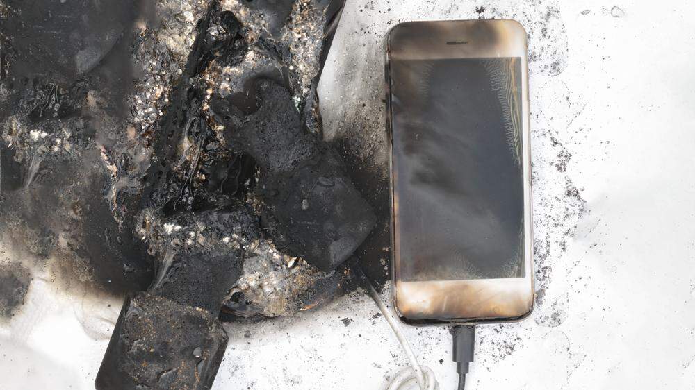 Ein Handy fängt während des Ladens Feuer
