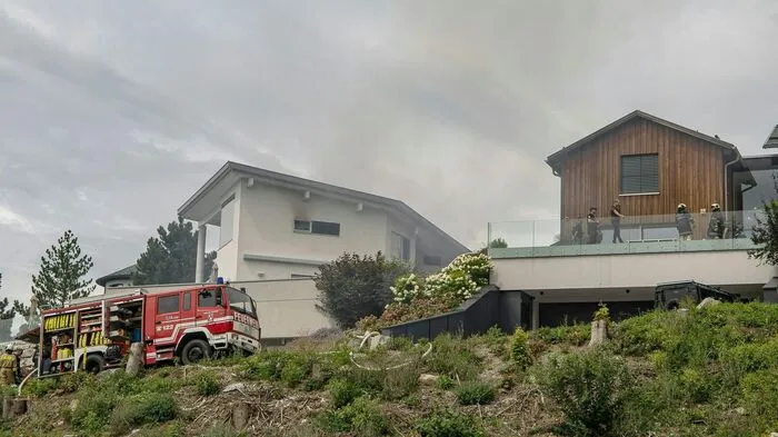 Eine Juwelierfamilie ist am Donnerstag in Salzburg in ihrem Haus überfallen worden. Es soll zu einer Explosion gekommen sein.