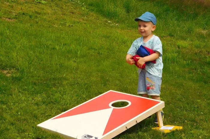 Auf dem Programm: Sandsackwerfen, Disc-Golf, Kegel-Station, Dosen-Pong, Zeichnen, Malen und Kinderschminken. Die Musiker Arjon sangen das neue König-Waldgeist-Lied, Sänger Hannes lud mit Kinderliedern zum Mitsingen. Zauberin Magic Sabrina bereitete Kindern wie Erwachsenen viel Spaß.