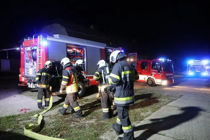 Ihre erste Aufgabe bestand darin, die vermissten Personen zu finden und sie in Sicherheit zu bringen. Gleichzeitig wurde ein massiver Außenlöschangriff initiiert, um die Ausbreitung des Feuers zu verhindern. 