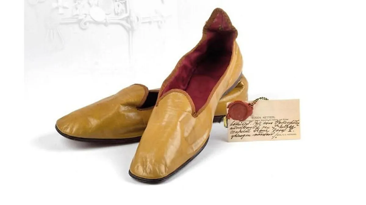 Ein Paar Hausschuhe des Kaisers: Schätzpreis liegt zwischen 5000 und 8000 Euro