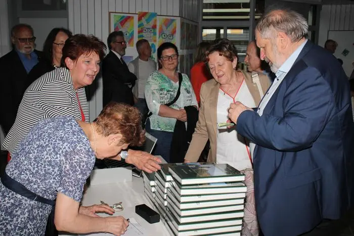 In diesem Band beschreibt Franz Zweiger sehr detailliert die Ortsteile, das Alltagsleben sowie die vielen Vereine und Institutionen in der Marktgemeinde Mooskirchen. 