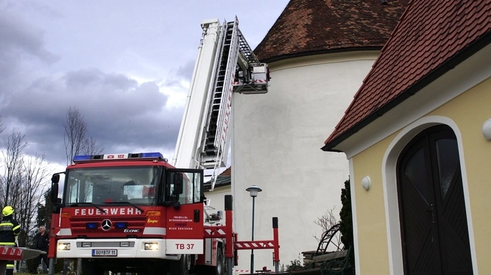 Hunderte Feuerwehrmänner stehen seit Dienstagfrüh im Einsatz, um die Sturmschäden in der West- und Südweststeiermark zu beseitigen.