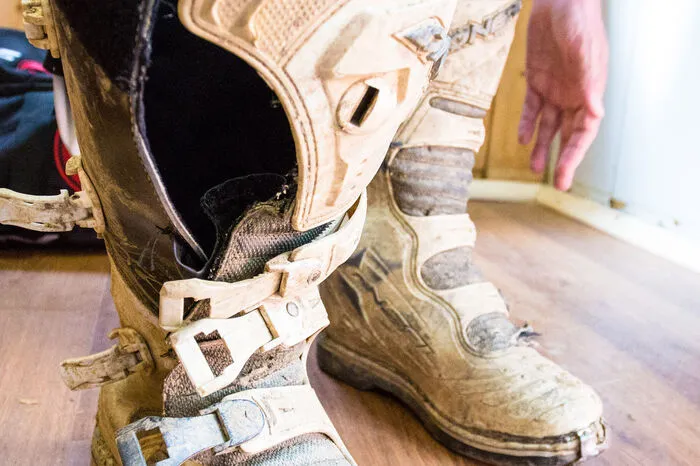 Die Stiefel gehören ordentlich zugemacht, denn es soll heute feucht werden.