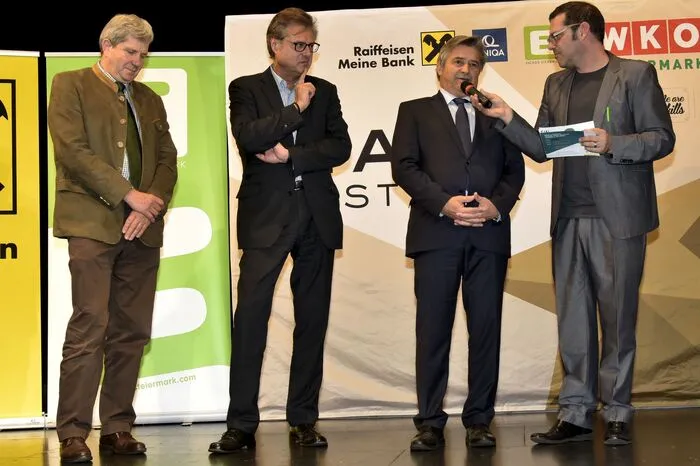 Freudestrahlend konnten die Ausgezeichneten unter großem Beifall des Publikums die Trophäen und Urkunden entgegen nehmen