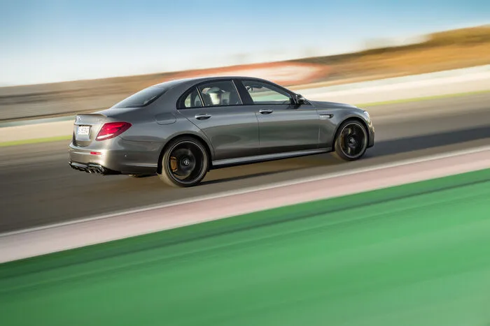 So nimmt es auch nicht wunder, dass beide E-63-Modelle ausschließlich mit dem Allradantrieb namens 4Matic+ erhältlich sind. Dank der vollvariablen Momentenverteilung bleibt die Möglichkeit zum Drift erhalten. Ebenfalls immer an Bord: das automatische Neun-Gang-Getriebe.