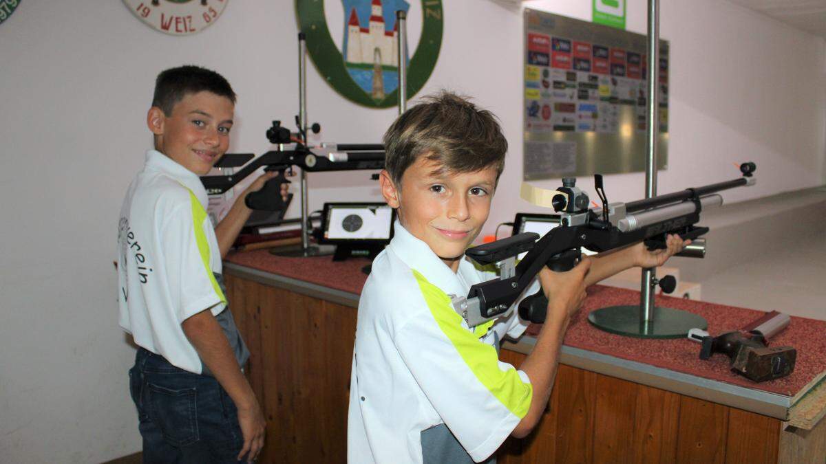 Felix und Moritz Reisinger sind seit vier Jahren regelmäßig am Schießstand