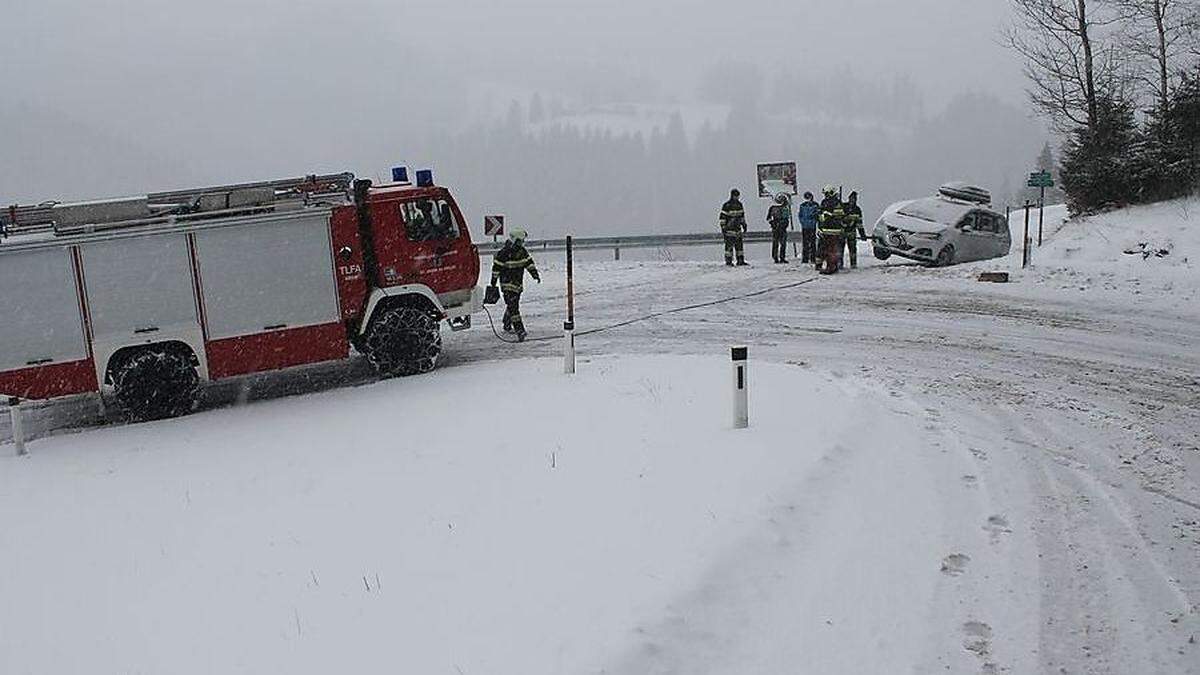 Mit einer Seilwinde bargen die Feuerwehrmänner das Auto 