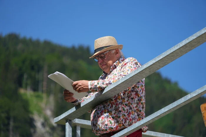 Der Firmenchef Wilfried Klauss bereitet sich auf die Begrüßung vor.