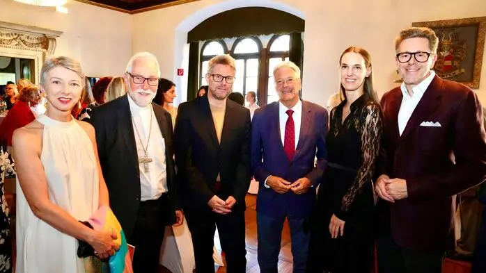 Landeshauptmann-Stellvertreterin Gaby Schaunig, Bischof Josef Marketz, Intendant Florian Eisner, Landeshauptmann Peter Kaiser, Vereinspräsidentin Andrea Samonigg-Mahrer (Freunde der Komödienspiele) und Wirtschaftskammerpräsident Harald Mahrer