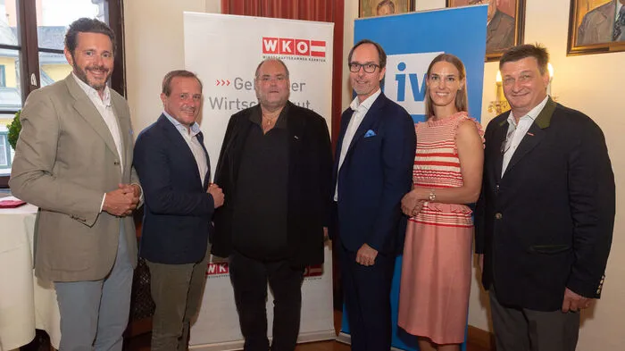 Die Industriellenvereinigung (IV) Kärnten und die Wirtschaftskammer (WK) Spittal luden zum Empfang in das Schloss Porcia. Im Anschluss nahmen die Gäste an der Premiere von „Buona Sera, Mrs Campell“ des Ensembles Porcia teil. Viele Präsidenten amüsierten köstlich: WK-Präsident Harald Mahrer, Landesrat Ulrich Zafoschnig, WK-Obmann Siegfried Arztmann, IV-Präsident Timo Springer,Komödienspiele-Präsidentin Andrea Samonigg-Mahrer undWK-Präsident Jürgen Mandl (von links).