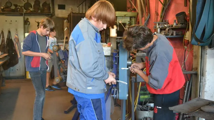 Einen Tag lang tauschten die Schüler der 4sv ihr Klassenzimmer in der Neuen Mittelschule Rieger in Hartberg mit der Dorfschmiede von Wolfgang Tilp in Stubenberg.