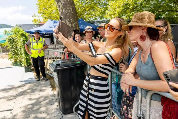 Auch Melissa Naschenweng war für Fans-Selfies zu haben