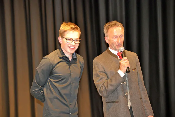 Der junge Bandleader, Lukas Sepperer, mit Direktor Gustav Tengg.