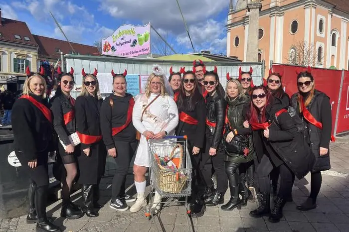 Auch Doris Klinkan (Engerl) und ihre teuflische Polterrunde nutzen die Party zum Feiern.