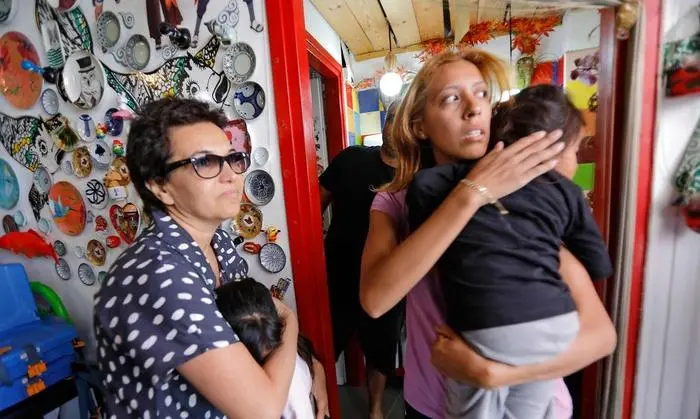 Sirenengeheul in Bat Yam, südlich von Tel Aviv: zwei israelische Mütter versuchen ihre Kinder zu schützen