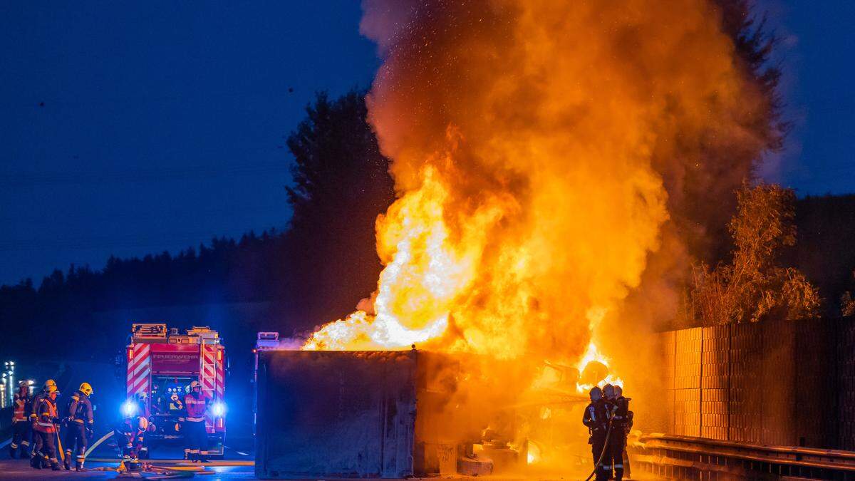 Der Tiertransporter ging in Flammen auf