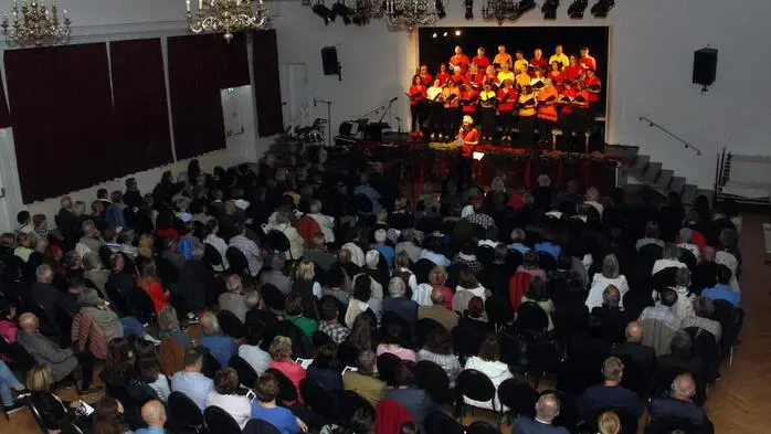 Temperamentvoll wie „Feuer & Flamme“ präsentierte sich der Stadtchor Fürstenfeld bei seinem diesjährigen Chorkonzert im Grabher-Haus der Thermenhauptstadt.